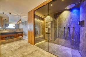 Deluxe-Suite, Bergblick | Badezimmer | Haartrockner, Handtücher, Seife, Shampoo