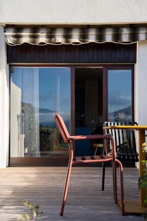 Outdoor dining - Vrbo Property (Talloire Montmin)