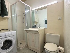 Bathroom - Vrbo Property (Talloire Montmin)
