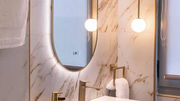 Douche, sèche-cheveux, serviettes fournies, shampoing