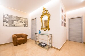 Habitación (1 Bedroom) | Zona de estar | Una Smart TV