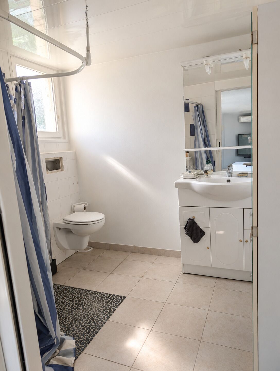 Douche, sèche-cheveux, serviettes fournies, savon