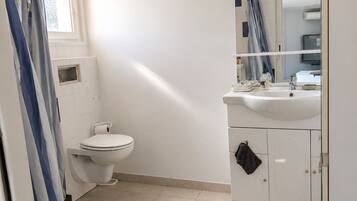 Douche, sèche-cheveux, serviettes fournies, savon
