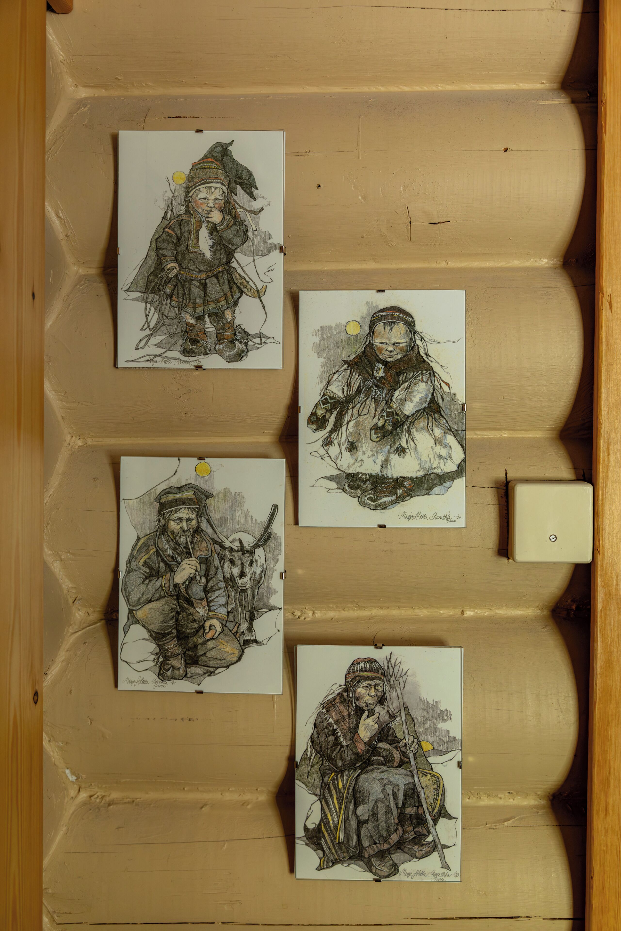 Vier Personen sind an einer Wand dargestellt.