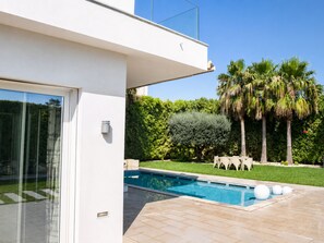 A modern house with a swimming pool, a glass door, and a well-maintained garden. - Luxurious Contemporary Villa with Private Pool in Tunis (Tunis)