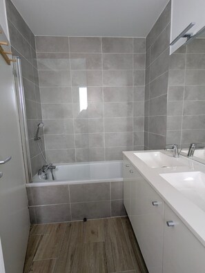Bathroom - Vrbo Property (Saint-Georges-d'Oléron)
