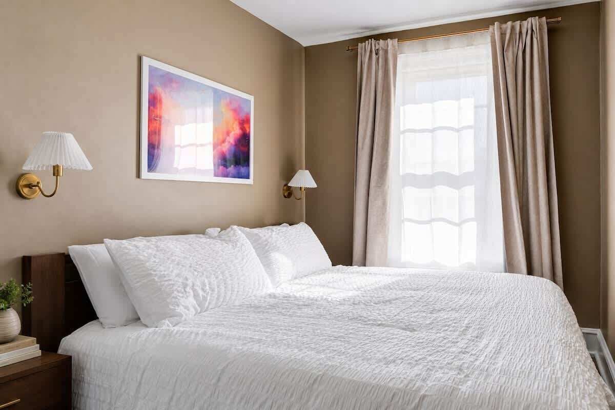 Iron/ironing board, travel crib, WiFi, bed sheets