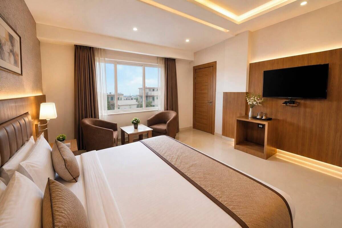 Habitación Deluxe, vistas a la ciudad | Caja fuerte, tabla de planchar con plancha, wifi gratis