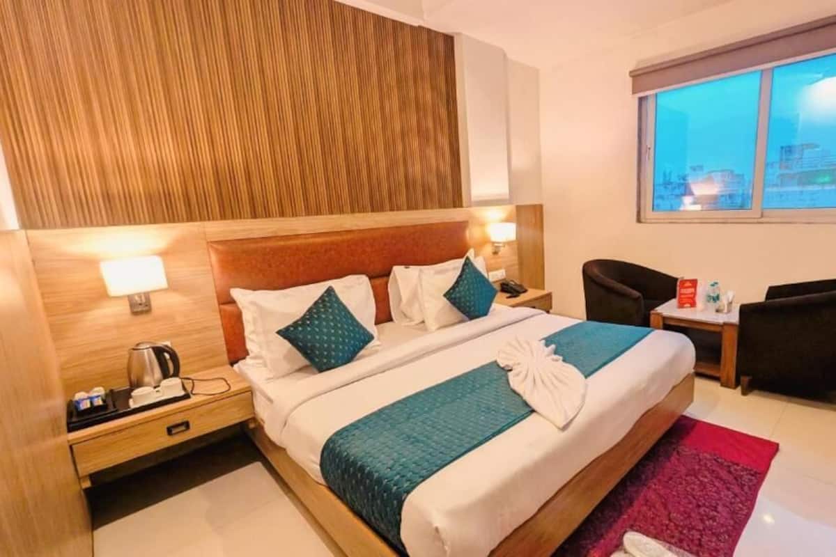 Habitación Deluxe, vista a la ciudad | Caja de seguridad en la habitación y tabla de planchar con plancha