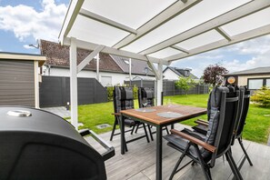 Outdoor dining - Holiday Home 'Lütte Auszeit' with Private Terrace, Private Garden and Wi-Fi (Hennstedt)