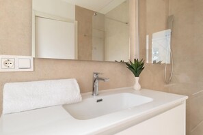 Hair dryer, towels, soap, shampoo - Villa Guadalmina Golf with a private pool (Marbella)