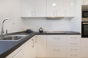 Fridge, microwave, oven, stovetop - Villa Guadalmina Golf with a private pool (Marbella)