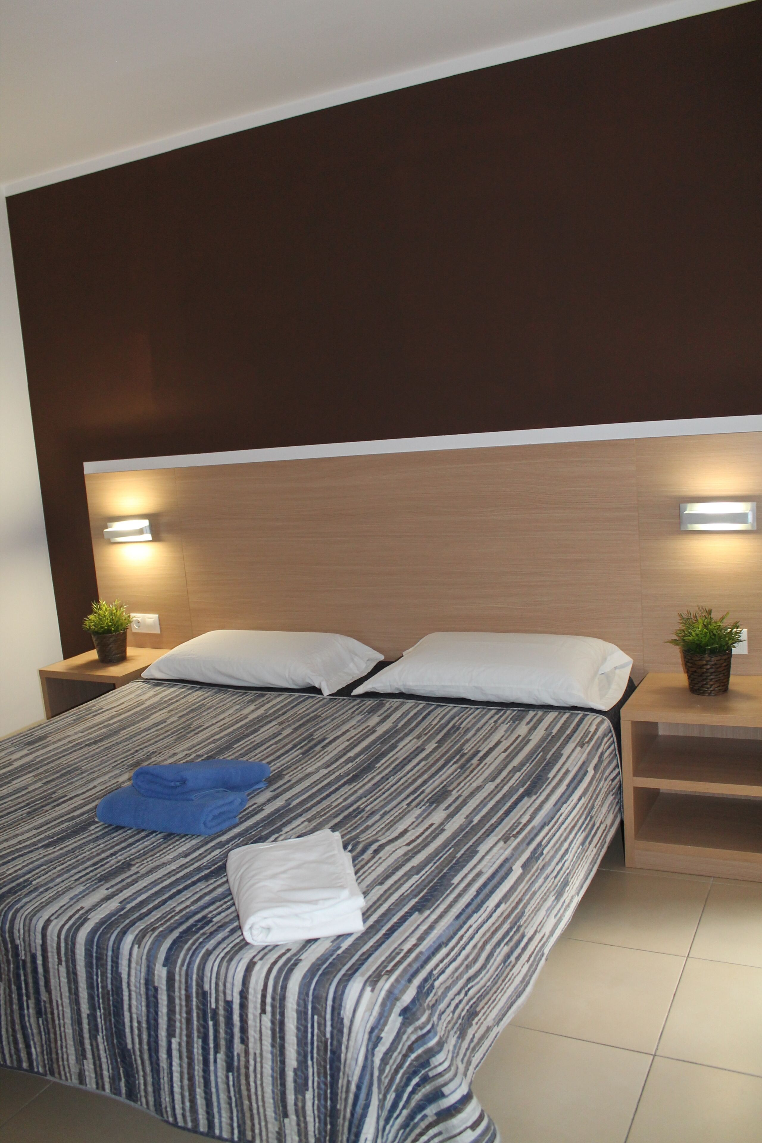 3 bedrooms, iron/ironing board, internet, bed sheets
