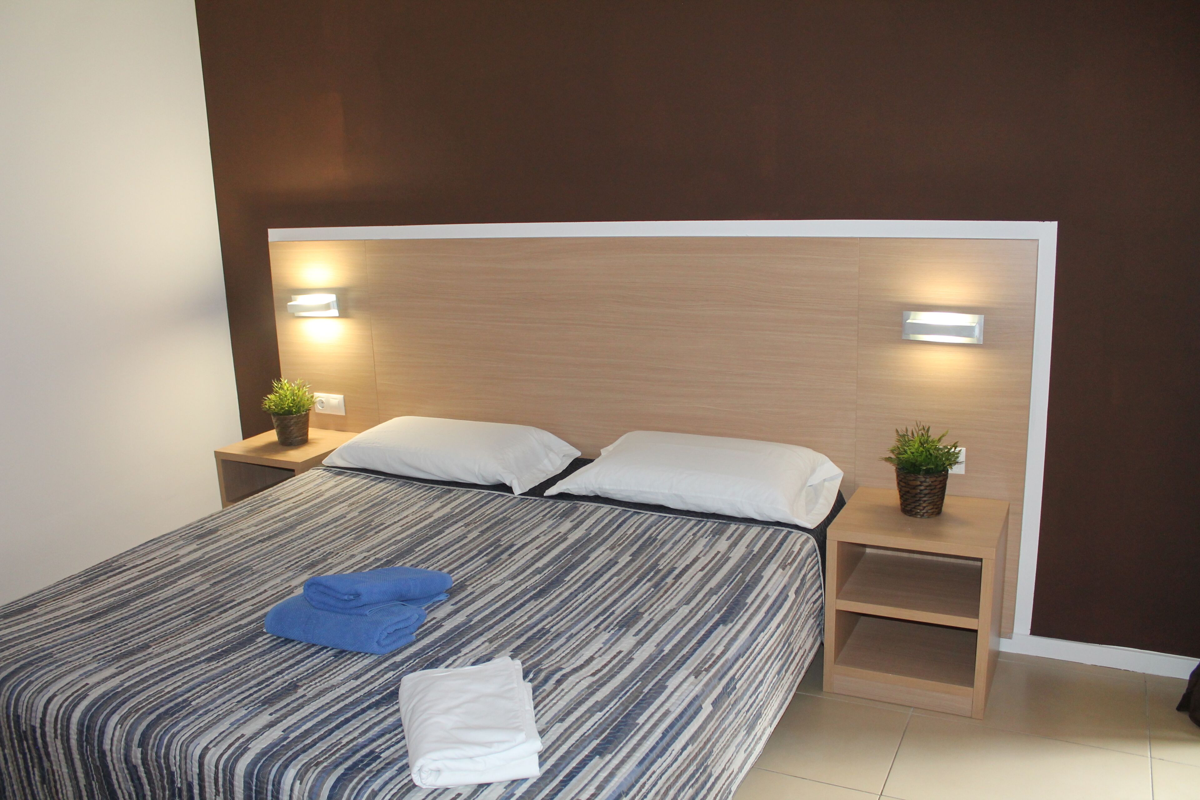 Iron/ironing board, internet, bed sheets