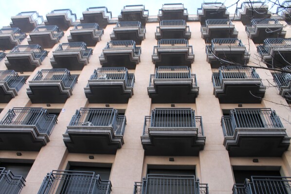 Un immeuble à plusieurs étages doté de nombreux balcons.