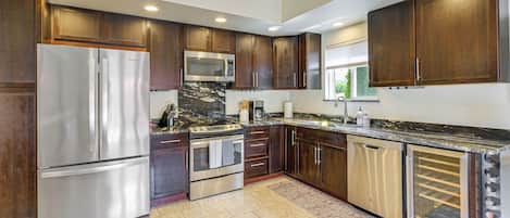 Coffee/tea maker, fridge, microwave, stovetop