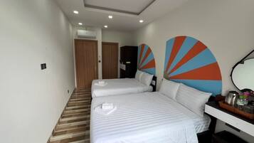 Chambre Familiale, vue ville | Wi-Fi gratuit