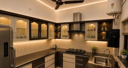 Skot White Home Stay Spacious 3 Bedroom Family Home with Living area & Dining