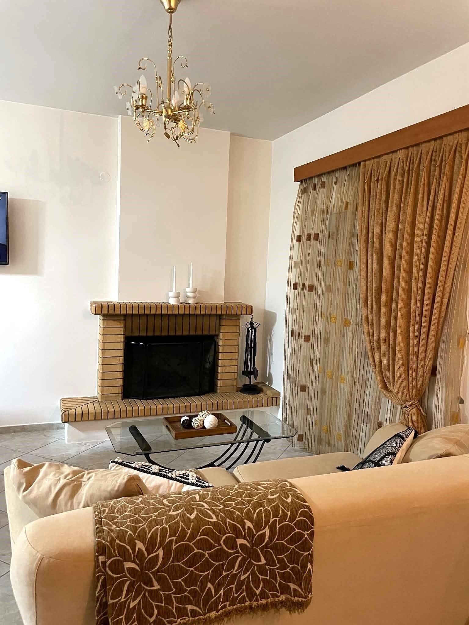 TV, fireplace