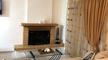 TV, fireplace