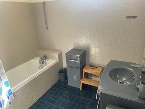Bathroom - Vrbo Property (Saint-Georges-d'Oléron)