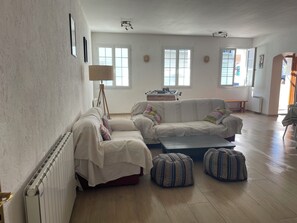 Living area - Vrbo Property (Saint-Georges-d'Oléron)