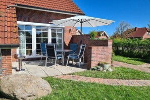 Outdoor dining - What luck! - with a fence (Neßmersiel, Ostfriesland, Nordsee)