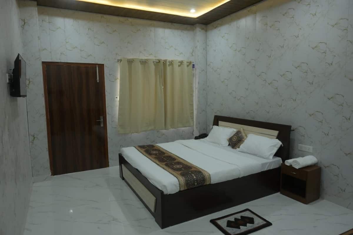 Deluxe Double or Twin Room, Pool View | Desk, laptop workspace, blackout drapes, iron/ironing board