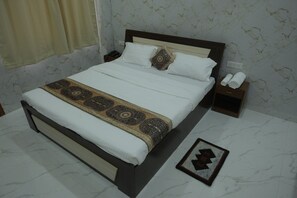 Camera Deluxe con letto matrimoniale o 2 letti singoli, vista piscina | Una scrivania, postazione laptop, tende oscuranti, ferro/asse da stiro