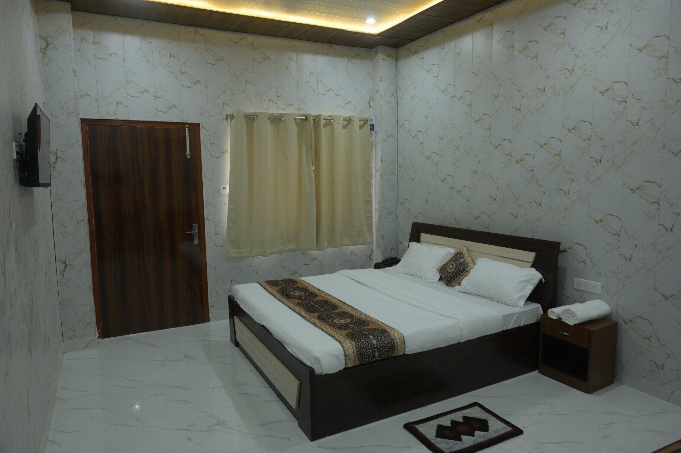 Camera Deluxe con letto matrimoniale o 2 letti singoli, vista piscina | Una scrivania, postazione laptop, tende oscuranti, ferro/asse da stiro