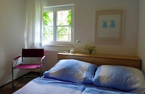 1 Schlafzimmer, Schreibtisch, Bettwäsche