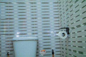 Shower, slippers, towels, soap - NAAMIN SPORTS LOUNGE KAGIO (Kagio)