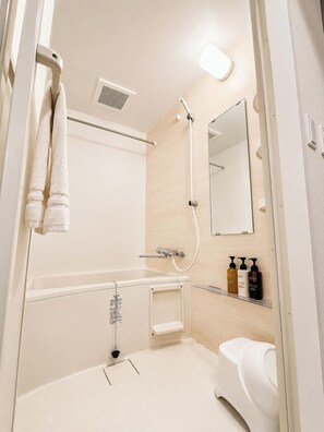 A modern bathroom with a shower, toilet, and a mirror. - ONESCLarge Twin Room / Sapporo Hokkaidō (Sapporo)
