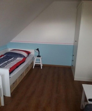 2 bedrooms, iron/ironing board, travel cot, free WiFi - Holiday home in Hooksiel with swimming pool (Hooksiel)