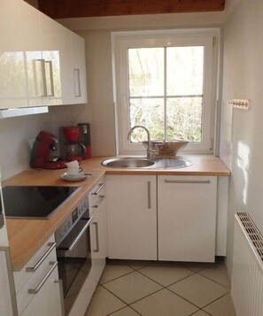 Coffee/tea maker, fridge, microwave, oven - Holiday home in Hooksiel with swimming pool (Hooksiel)