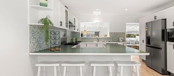 Samphire House - Fireplace with Heated Swimming Pool