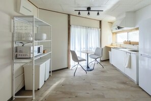 Kühlschrank, Mikrowelle, Herdplatte, Kochgeschirr/Geschirr/Besteck