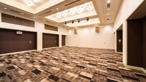 A large conference room with a patterned carpet, recessed lighting, and a high ceiling. - HOTEL LiVEMAX Tottori GRANDE (Tottori)