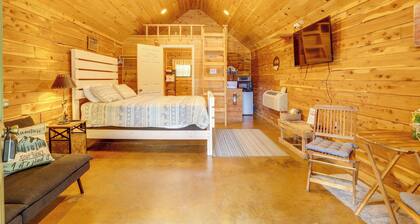 Near Trails! Ozark Mtn Hideaway w/ Fire Pit, Grill