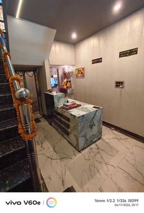 Lobby - THE AARNA INN (VARANASI)