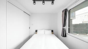 Iron/ironing board, free WiFi, bed sheets