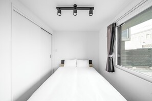 Planxa i posts de planxar, wifi gratuïta i roba de llit 