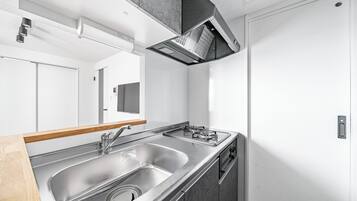 Refrigerador, microondas, placa de cocina, utensilios de cocina