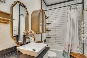 Bathroom - < 1 Mi to Georgetown Square & SU! Extended Base (Georgetown)