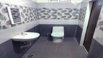 Classic Double Room, Non Smoking | Bathroom | Combined shower/bathtub, towels, soap