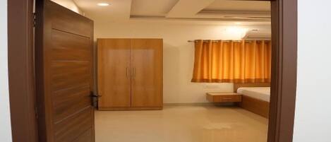 Classic Double Room, Non Smoking | Soundproofing, iron/ironing board, free WiFi