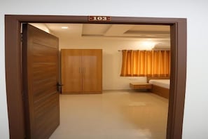 Habitación clásica doble, no fumadores | Sistema de insonorización, tabla de planchar con plancha, wifi gratis