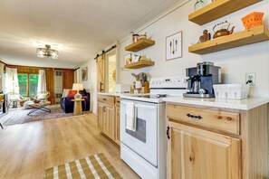 Kjøleskap, mikrobølgeovn, kokeplater og kaffetrakter/tekoker