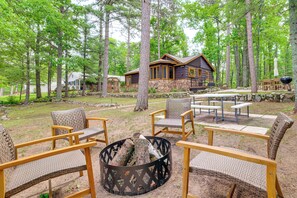 Outdoor dining - Waterfront Tee Lake Cabin: Dock, Fire Pit + More! (Lewiston)