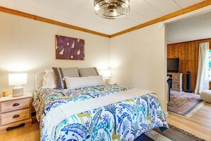 Room - Waterfront Tee Lake Cabin: Dock, Fire Pit + More! (Lewiston)